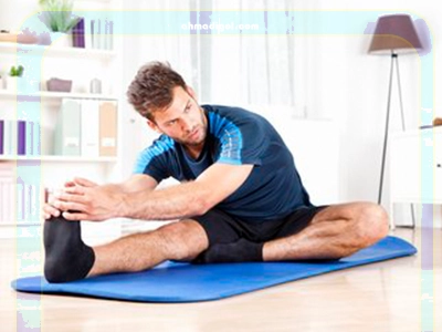 تمرین کشش پشت پا (Hamstring Stretch) برای افزایش انعطاف‌پذیری و کاهش درد در ناحیه زانو