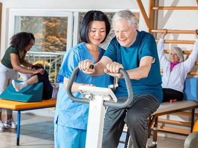 فیزیوتراپی در منزل تهران برای توانبخشی حرکتی سالمندان و بهبود تعادل